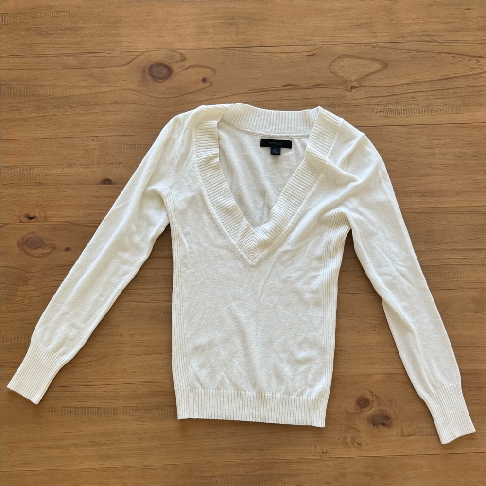 Y2K Express Cream White V Neck knit sweater
Size XS